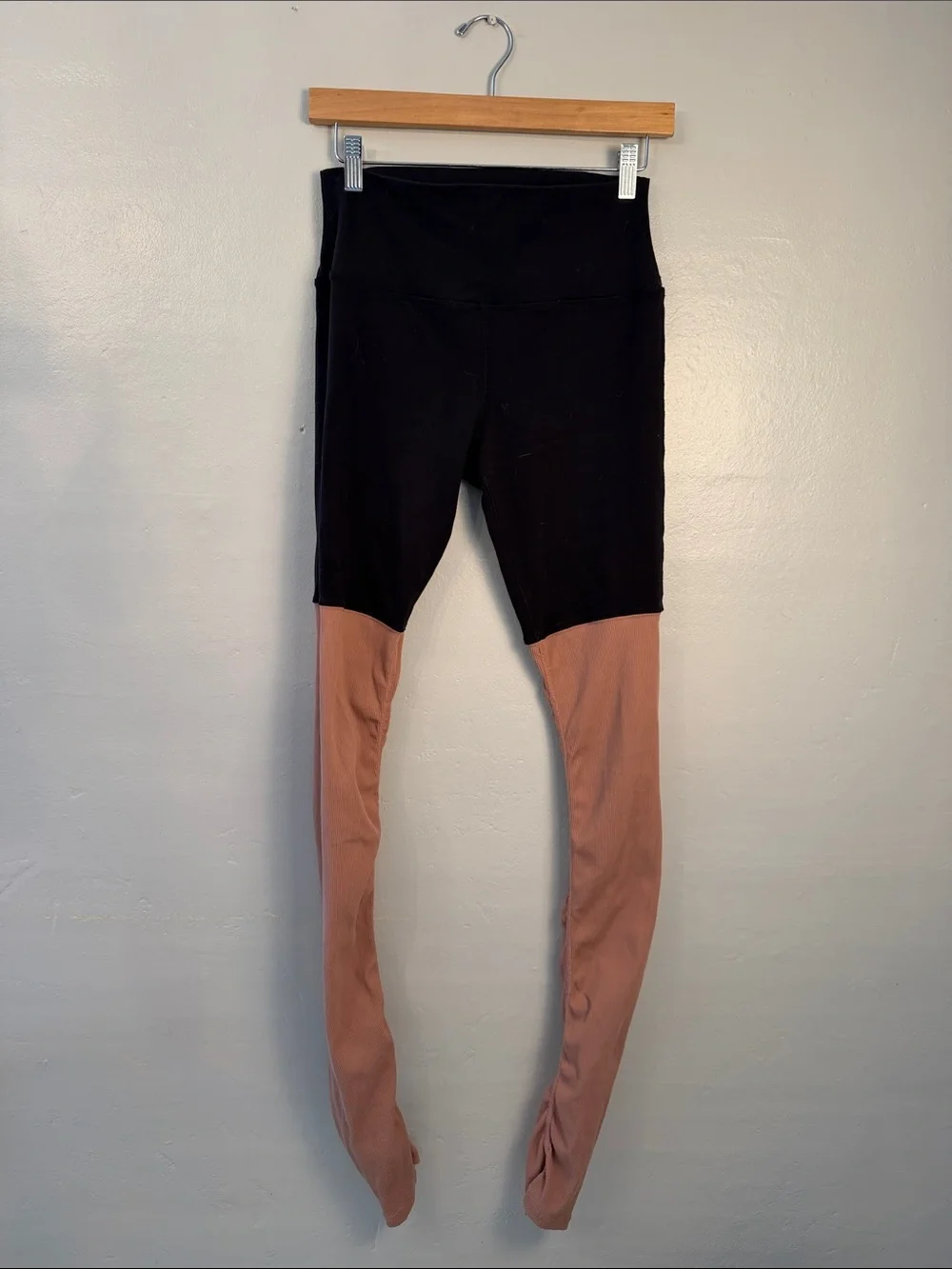 Alo Yoga High Waist Goddess Legging Size Medium black with pink leggings